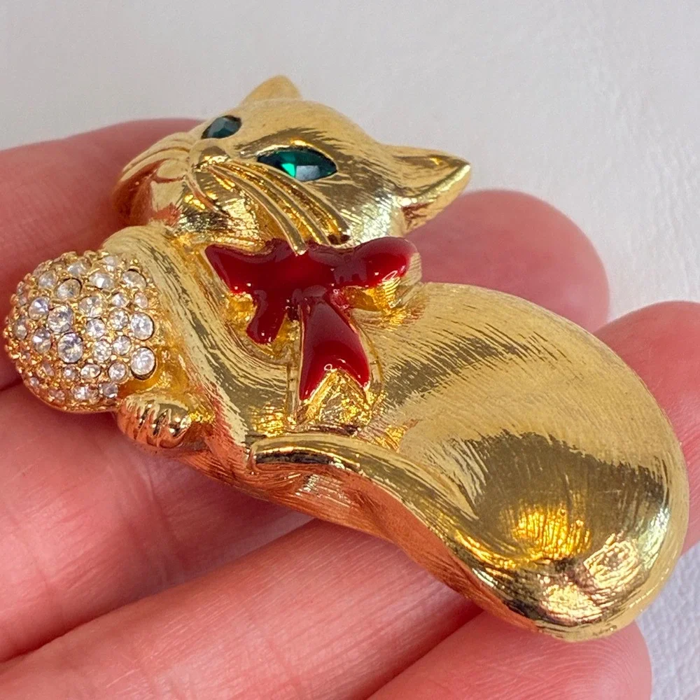 Napier Vintage Gold Tone Cat‎ Brooch Green Eyes Red Bow Rhinestone Yarn Ball